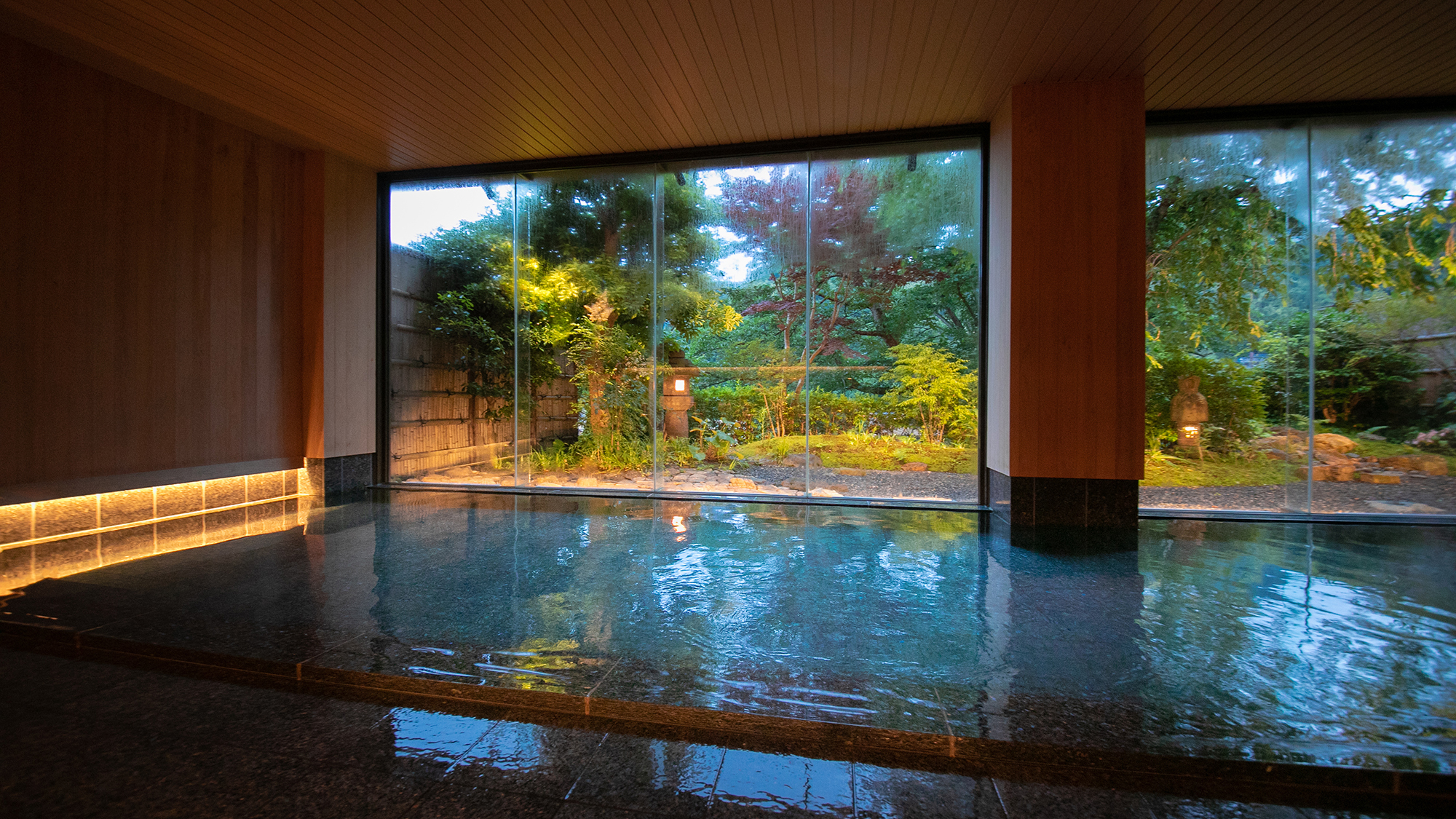 和の美と自然の息づかいが重なる、穏やかな内湯の景