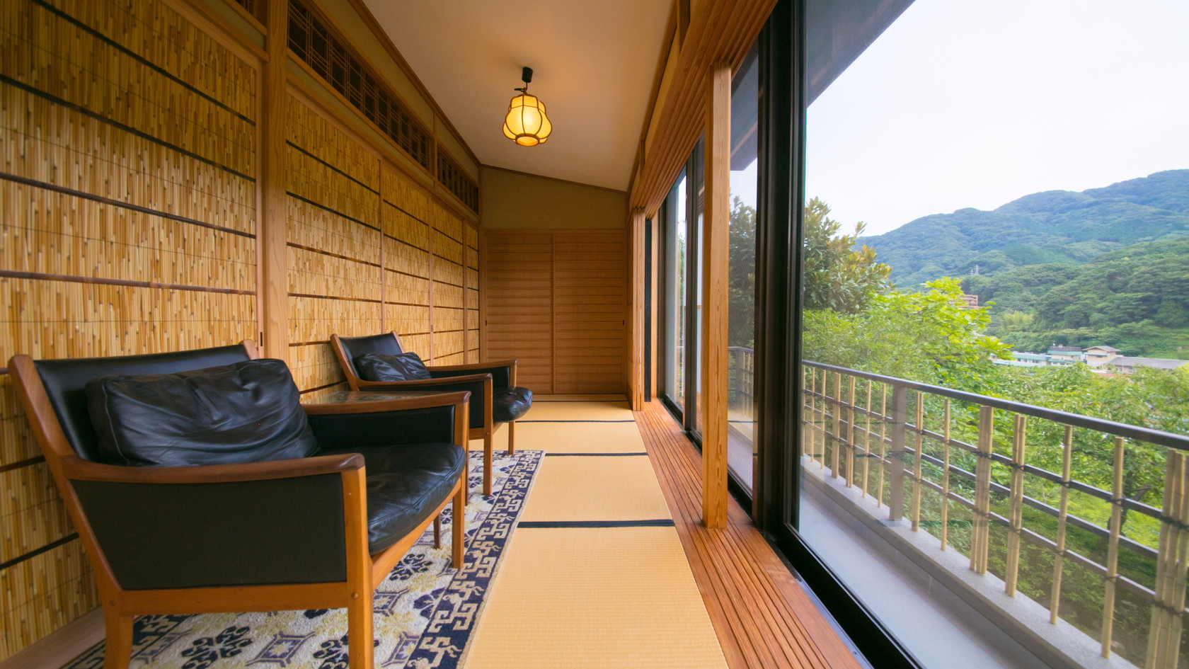 【特別室｜A】広縁には、ラーセン、オーレ・ヴァンシャーなどの作家の名作椅子をご用意