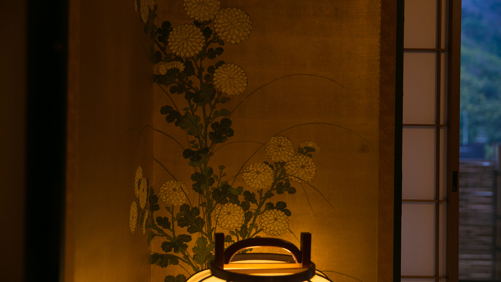 伝統の美が息づく、やさしい灯りの空間