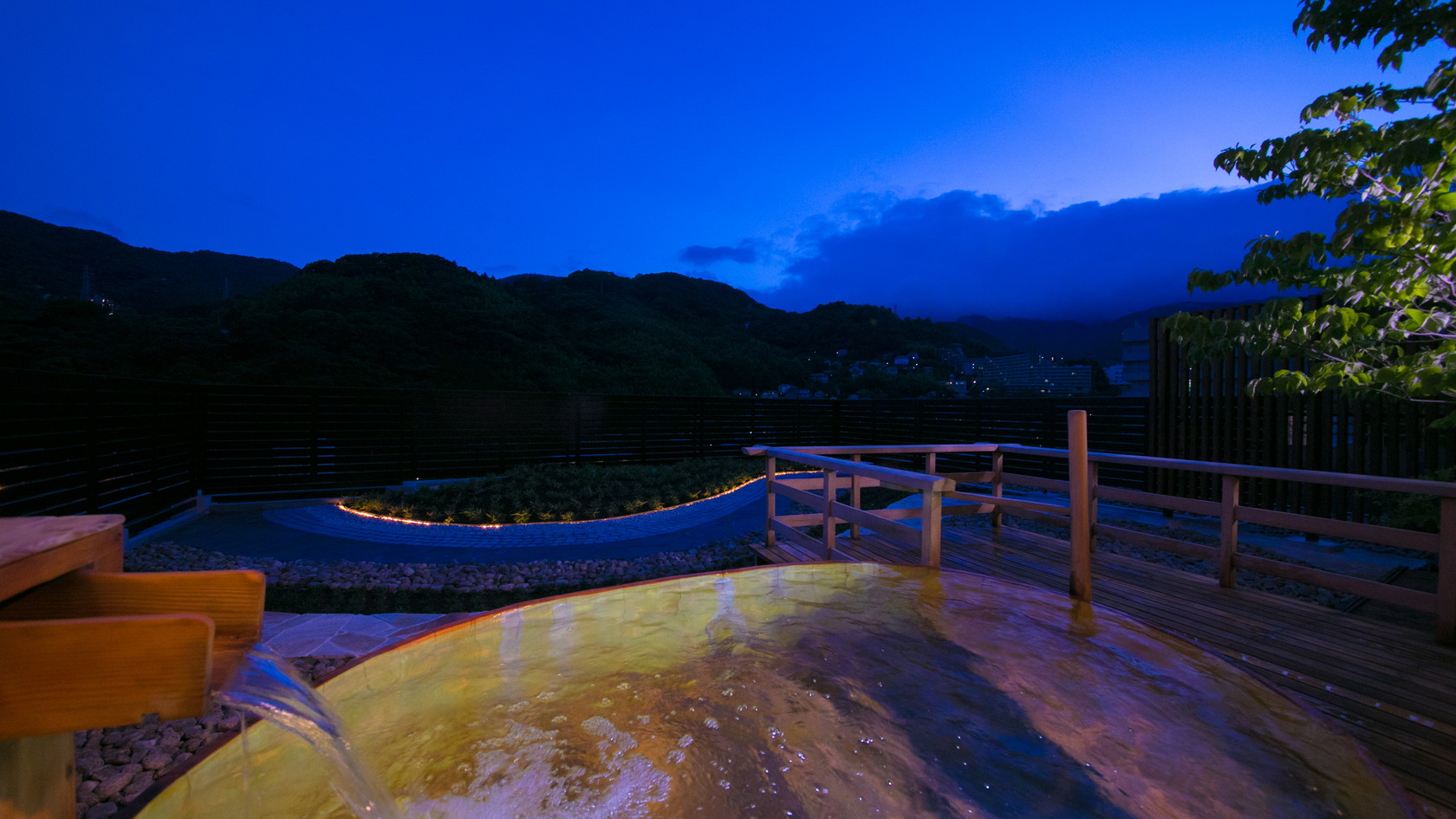 【3階貸切展望露天風呂】檜の浴槽から眺める箱根外輪山（15：00～24：00／6：00～9：00）