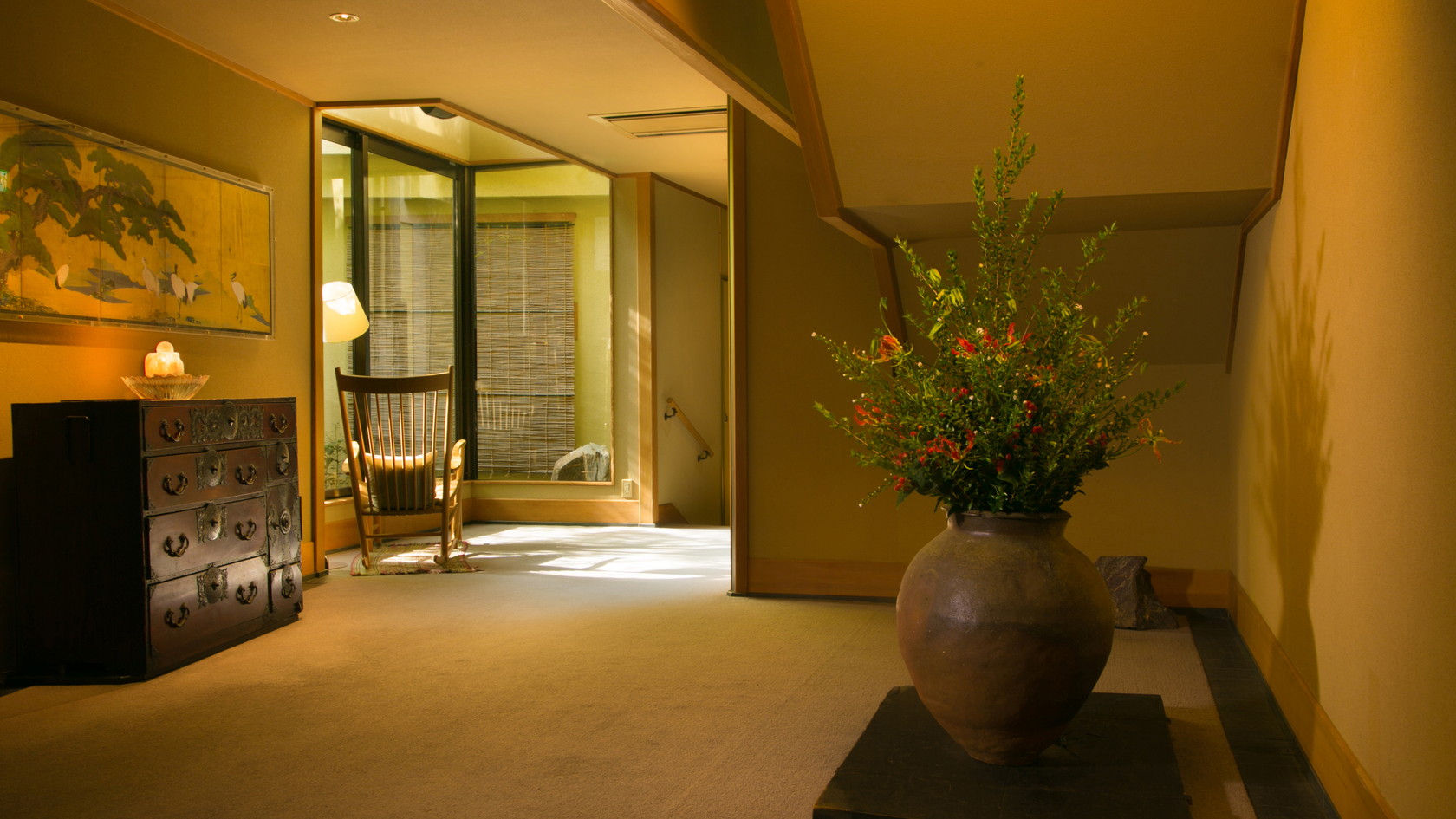  大浴場の前にある館内のアンティーク家具や屏風絵をひと目ご覧下さい