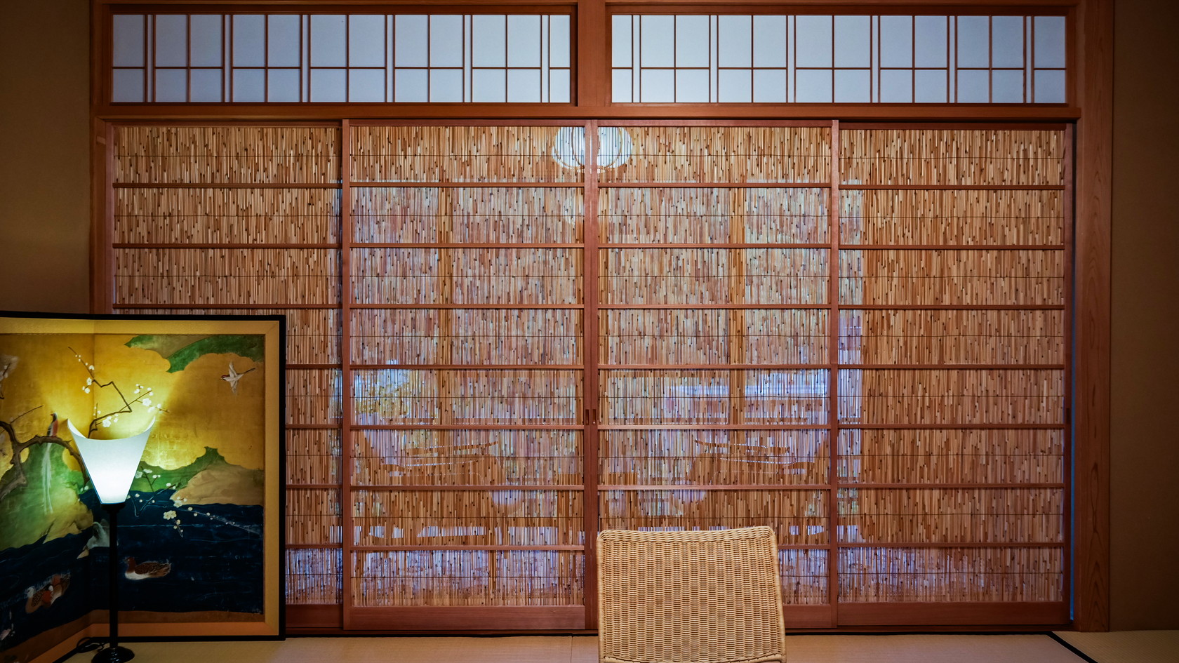 夏季は「よしず障子」に衣替えします。陽の光があたると、障子の向こう側が透けて見えるのも趣深いです。