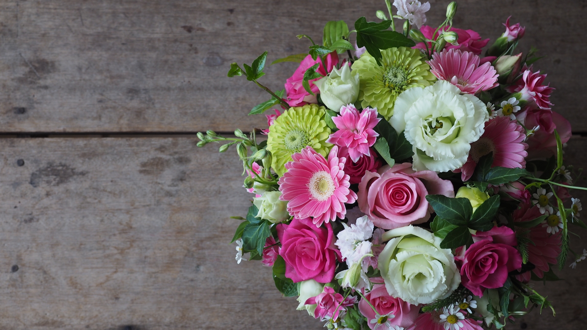 お花のプレゼントも承っております。お申し付けくださいませ。