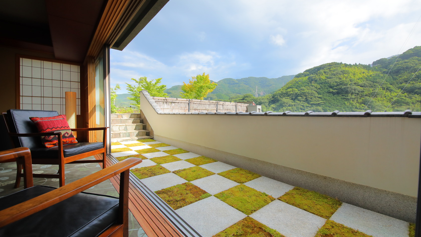 ロビーからみられる苔道