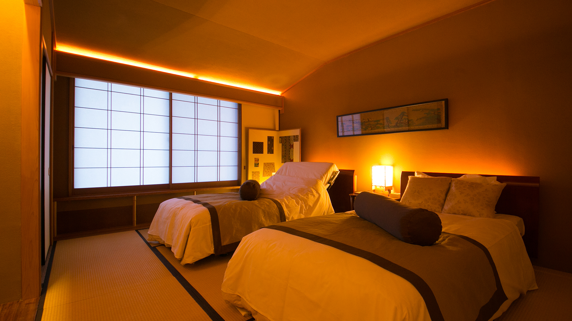 【和洋室｜X】ソファーとしても使える電動式ベッドのある和室