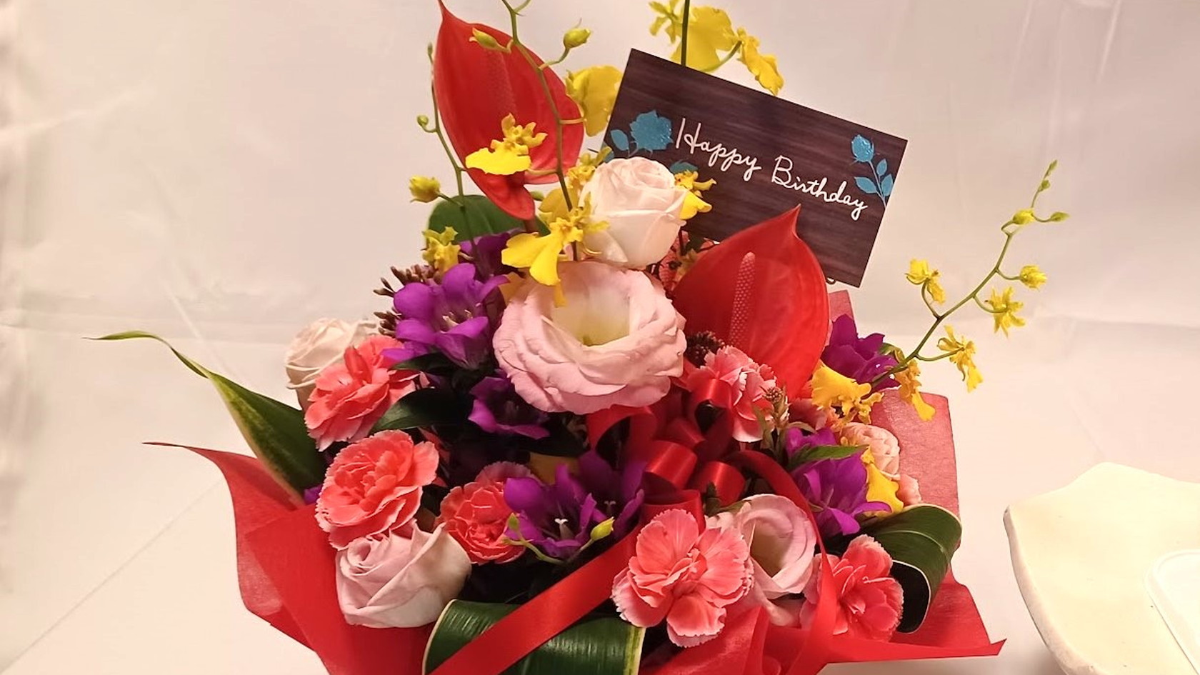 お花のプレゼントも承っております。お申し付けくださいませ。