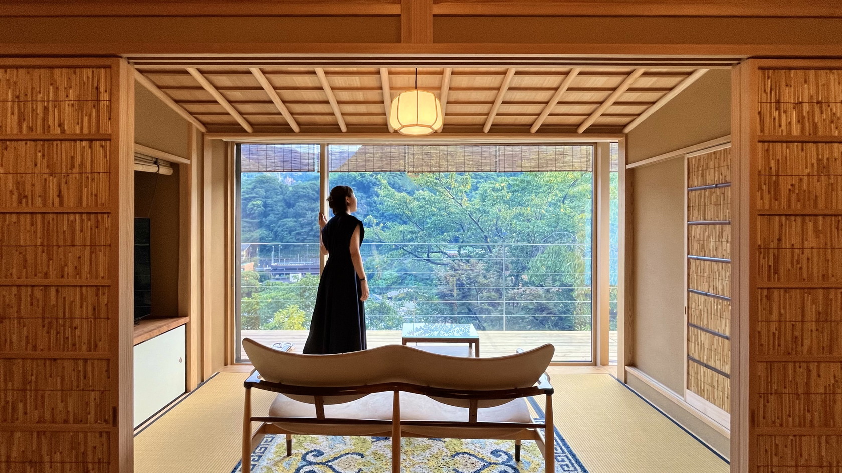 【特別室｜Y】太陽の光を贅沢に取り込む大きな窓と、そこに広がる四季折々の景色（夏季：よしど障子）