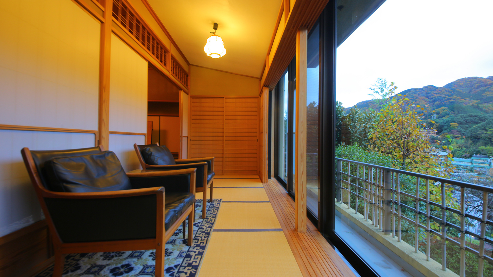 【特別室｜A】広縁には、ラーセン、オーレ・ヴァンシャーなどの作家の名作椅子をご用意