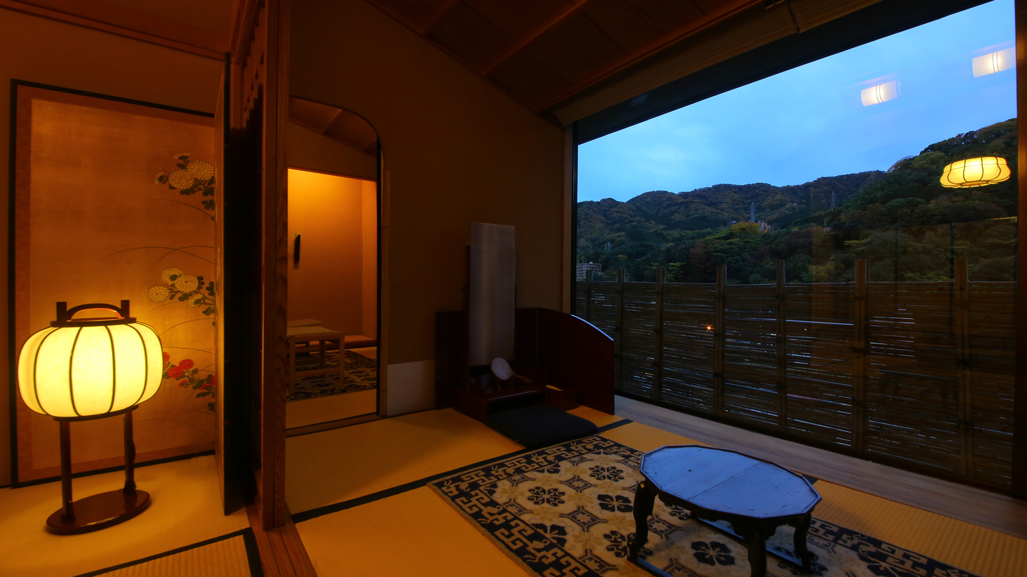 伝統美と静寂が調和する、上質な寛ぎの一室