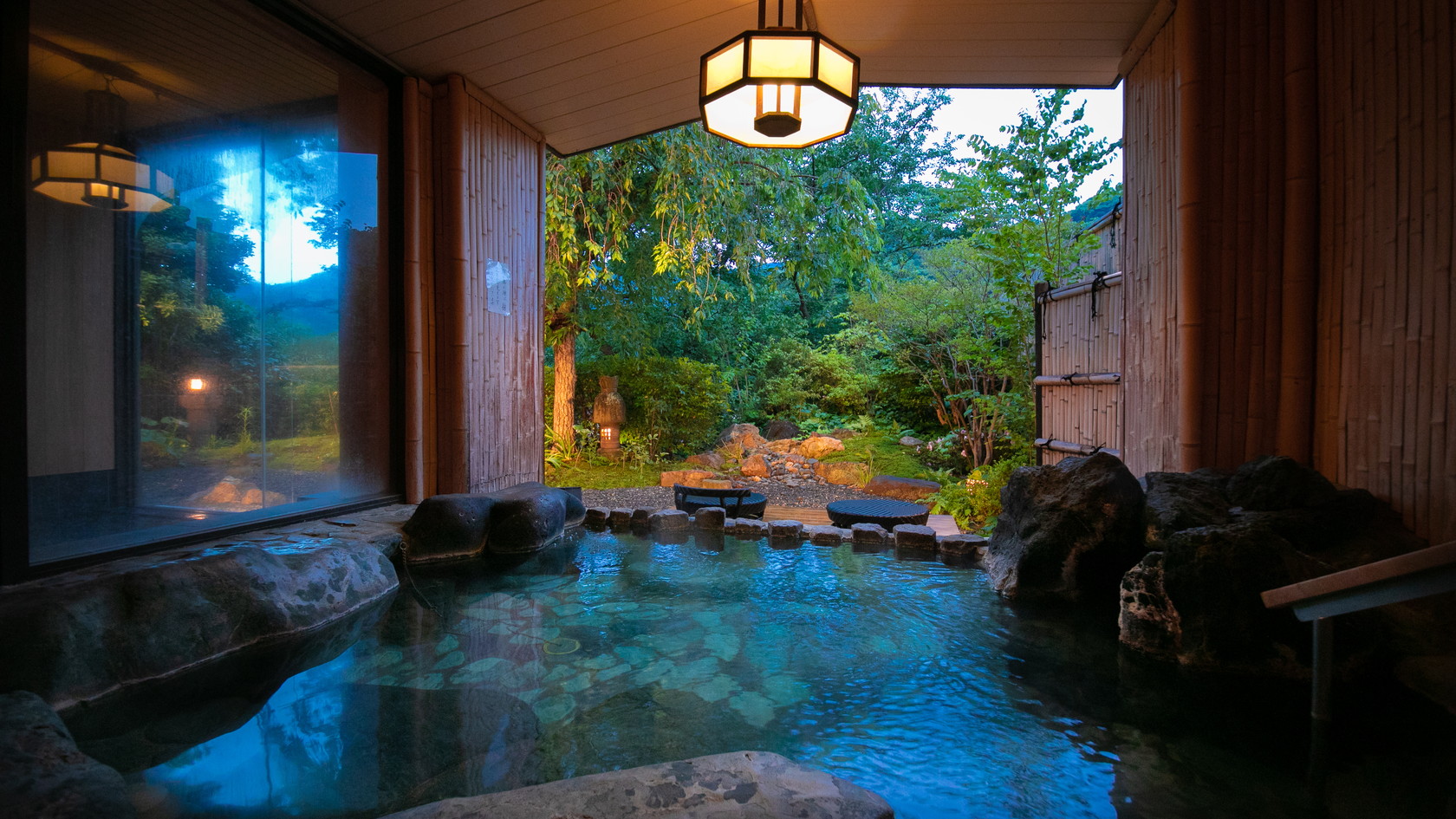 【1階露天風呂】大浴場には、岩造りの露天風呂を備えております