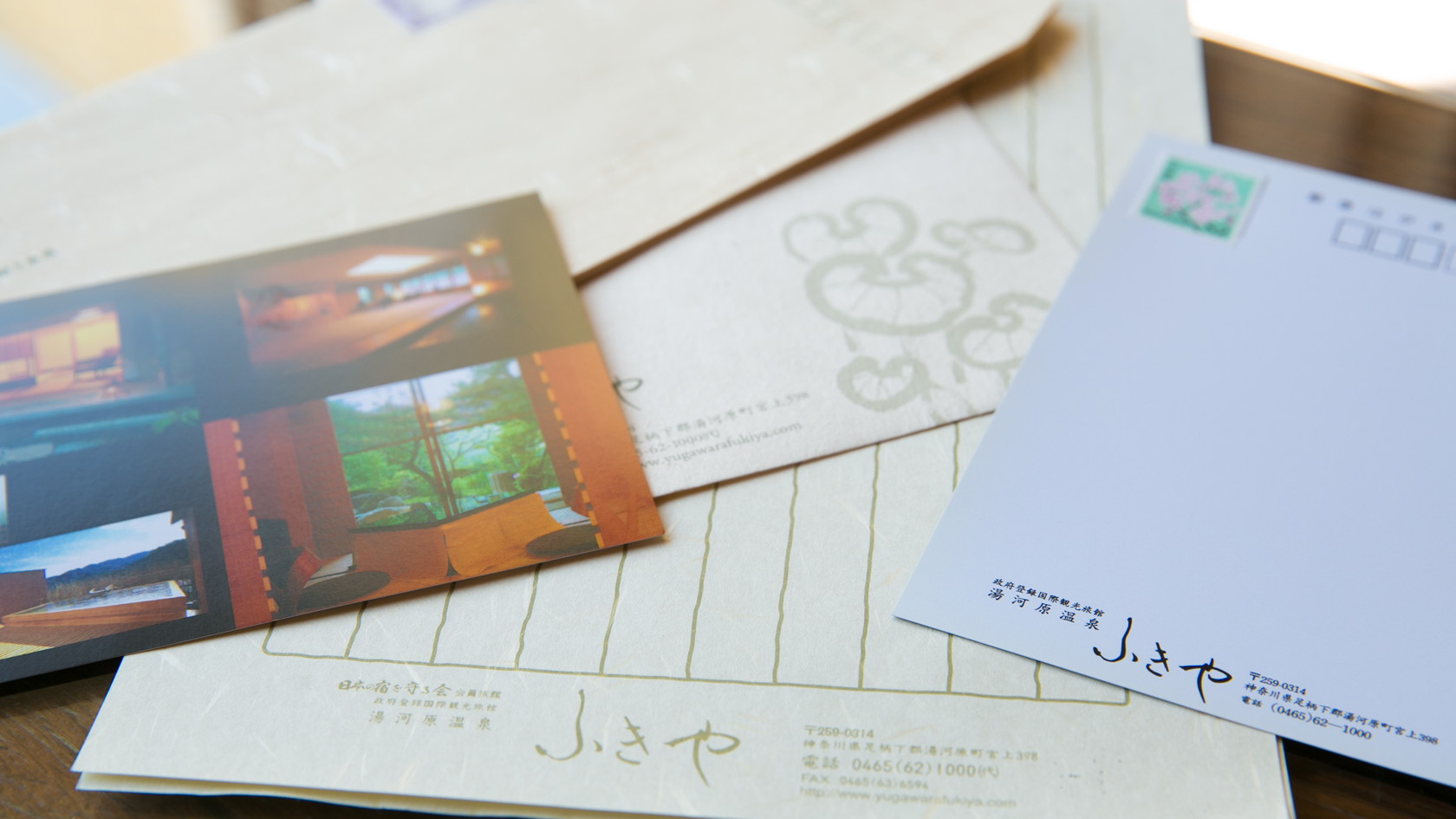 【アメニティ】レターセット 切手が貼られたはがきや封筒をご用意しております