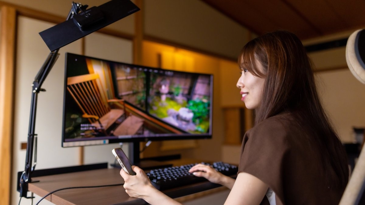 宿泊者限定テレワークルーム。大画面のスクリーンと昇降机で効率UP