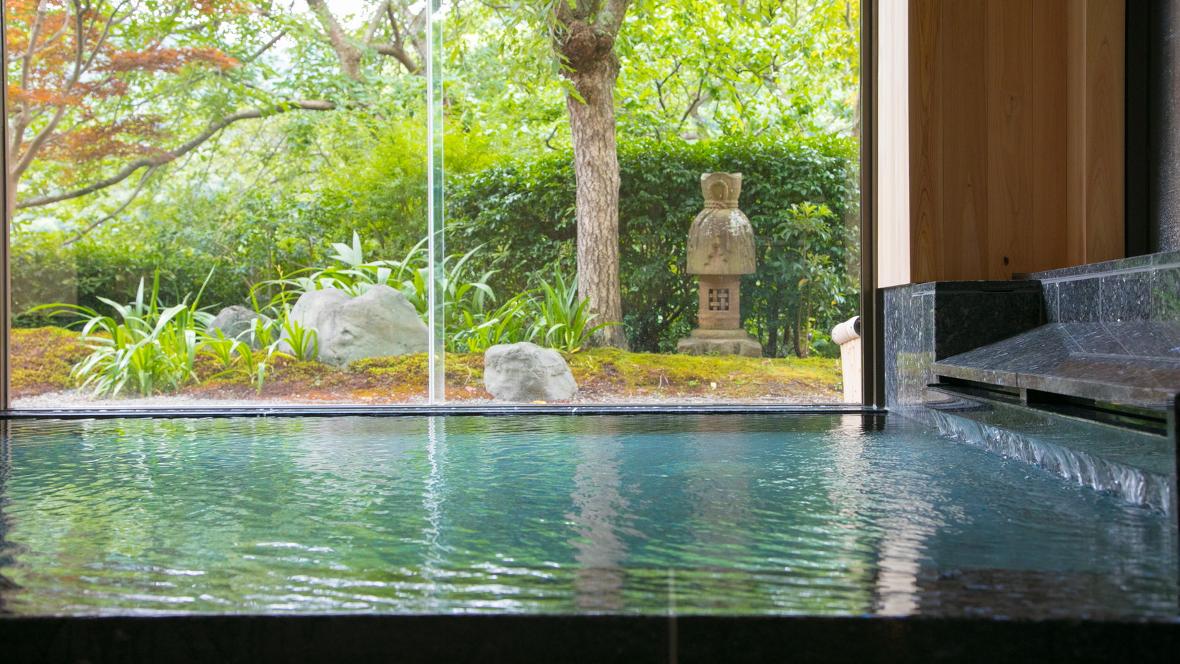 【1階露天風呂】15：00～翌朝9：30＊夜間の利用も可能になっております