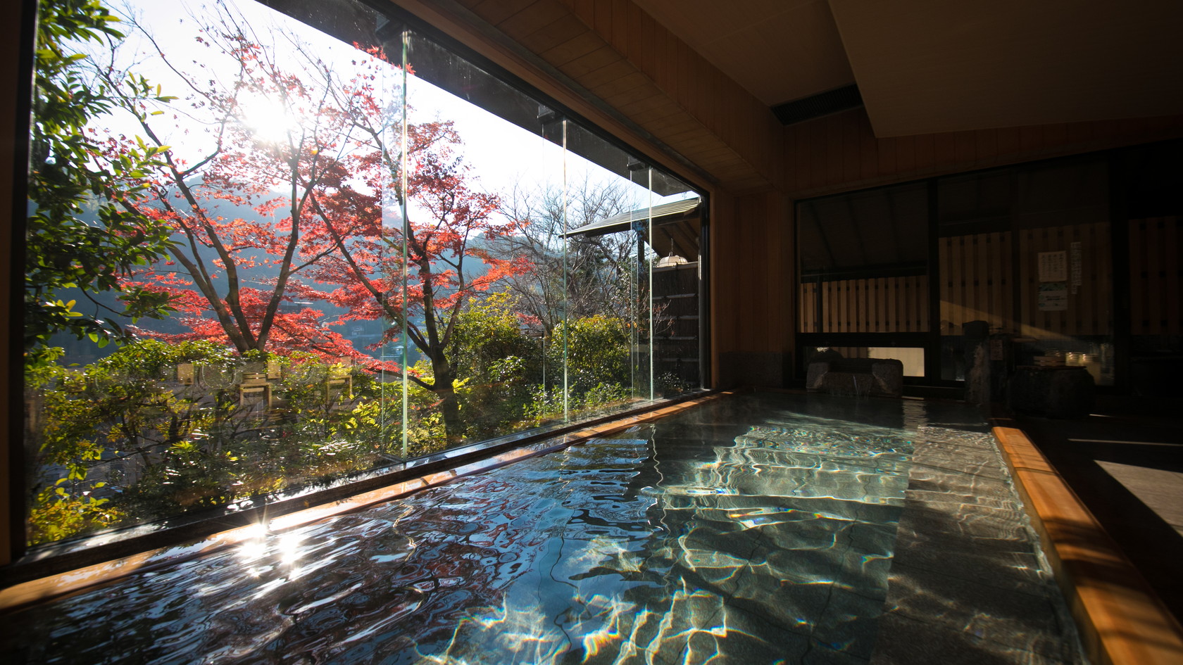 【1階露天風呂】豊富な温泉は、無色無臭で塩分も少なく、肌に優しくあたります。