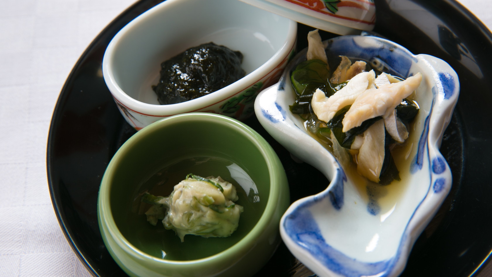 【ふきやの朝ごはん一例】主役の「釜炊きごはん」を引き立てる、時雨煮、わさび。