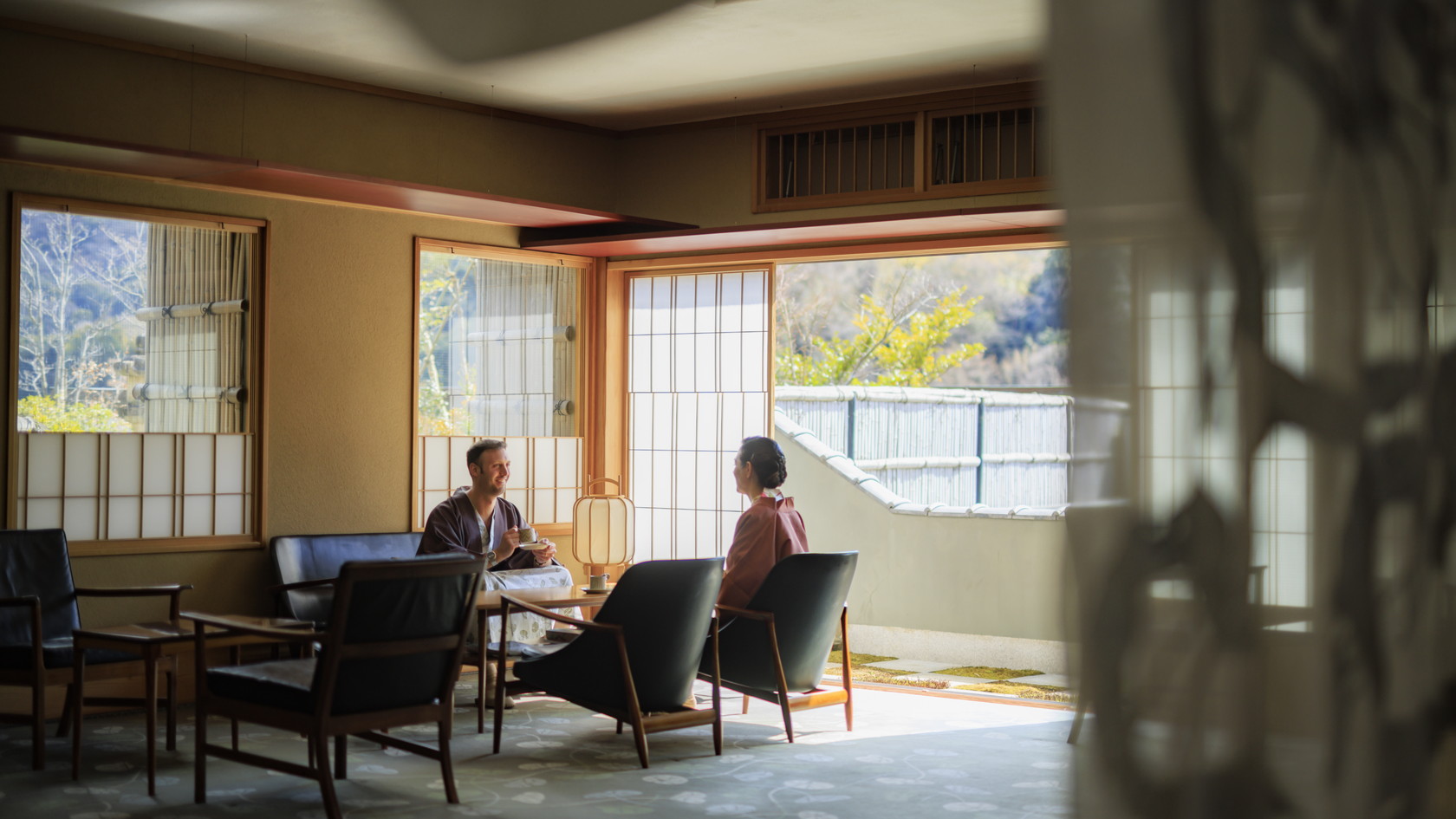 ロビーから苔道を眺めて