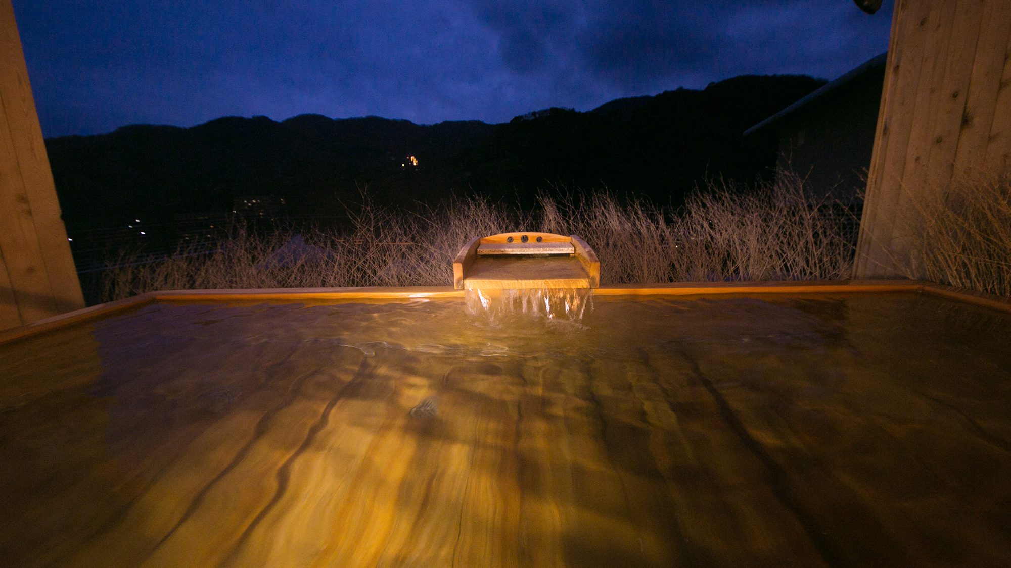 夜風が気持ちよくて、つい長湯したくなる露天風呂