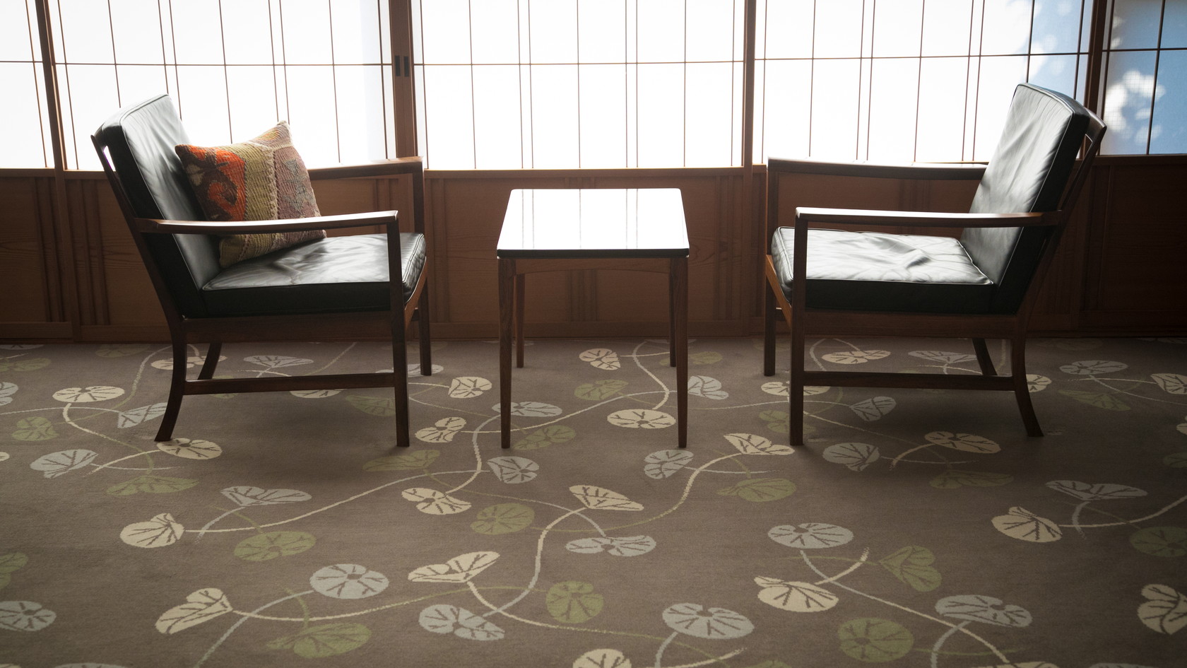 【ロビー】こだわりの椅子