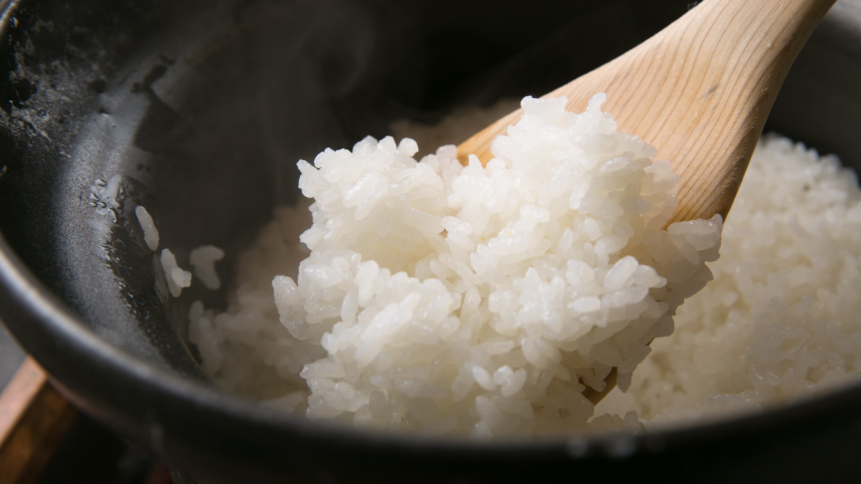 【ふきやの朝ごはん一例】お部屋ごとにオリジナルの土鍋で炊いた、炊きたてのご飯をお運びいたします。