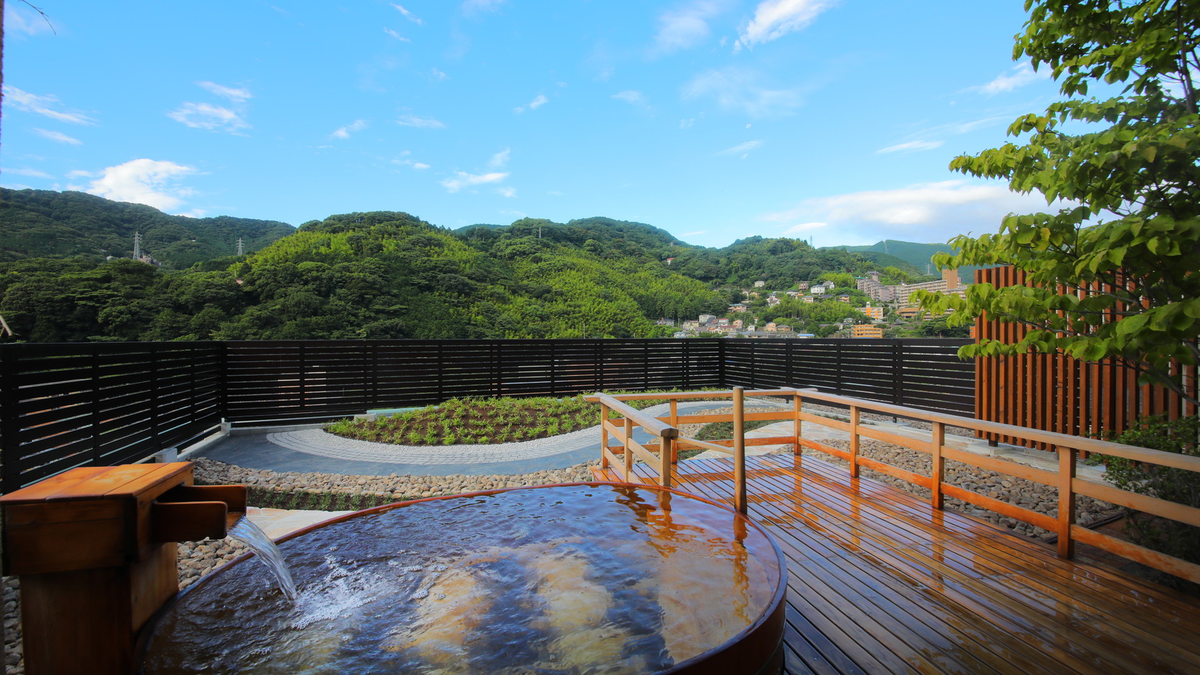 【3階貸切展望露天風呂】檜の浴槽から眺める箱根外輪山（15：00～24：00／6：00～9：00）