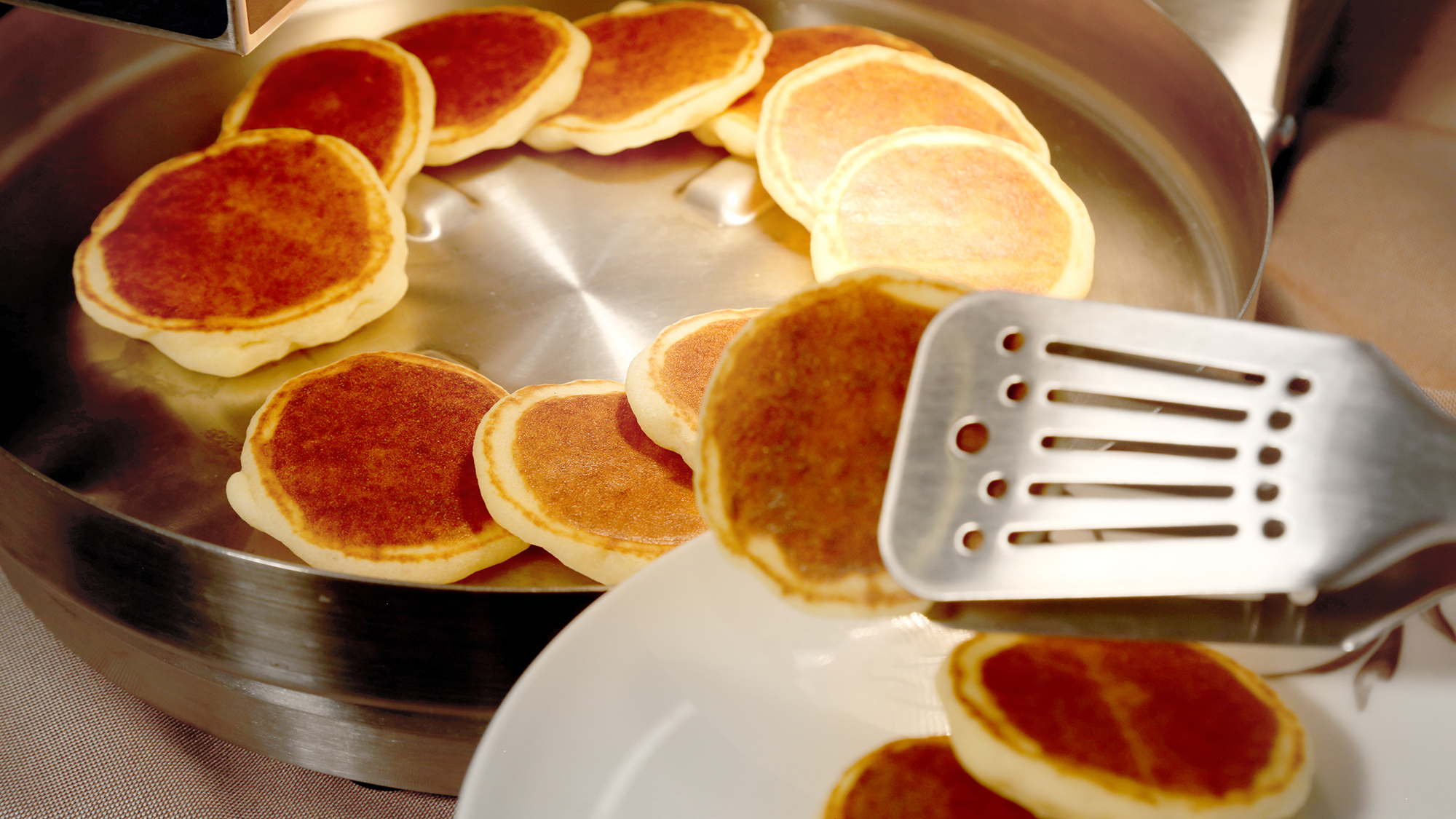 ■朝食バイキング■デザートには出来立てのパンケーキ。専用マシンでどなたでも気軽に作れます。