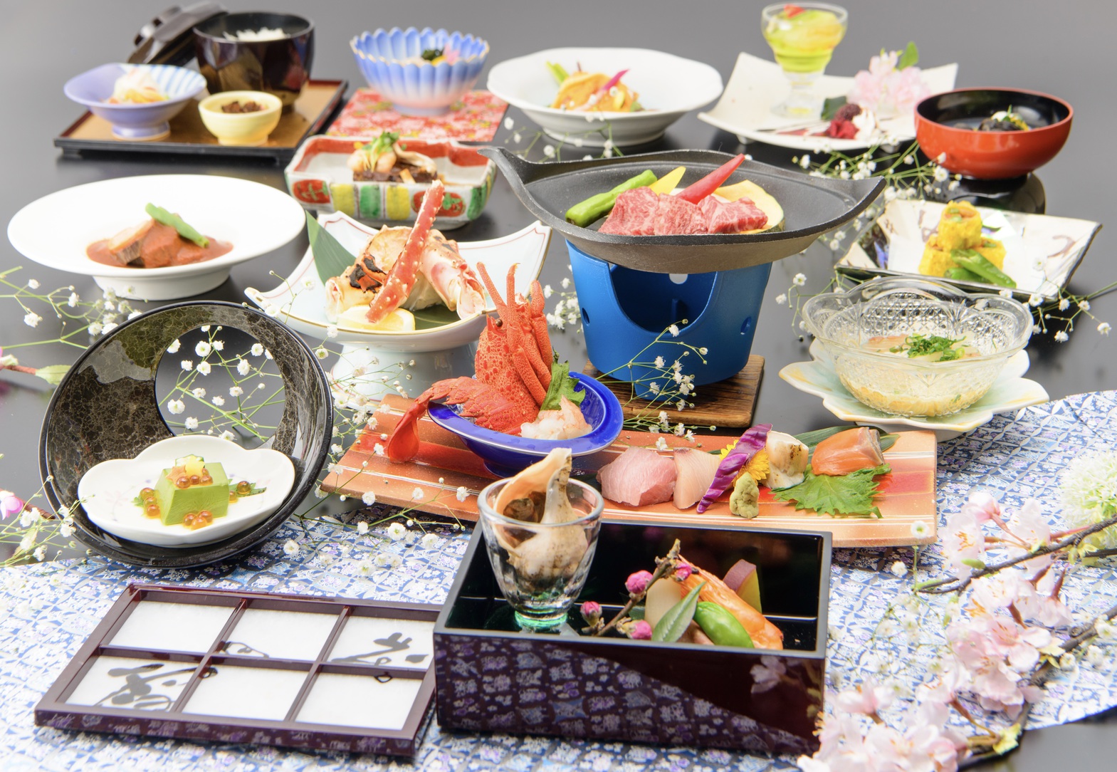 【花奏(はなかなで)】　あわび踊り焼・季節の鍋付会席膳