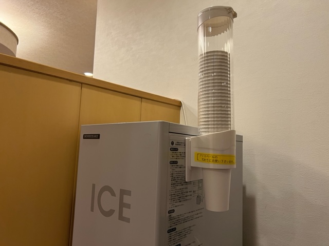 製氷機には紙コップもございます。お部屋までお持ち頂くことも出来ます。