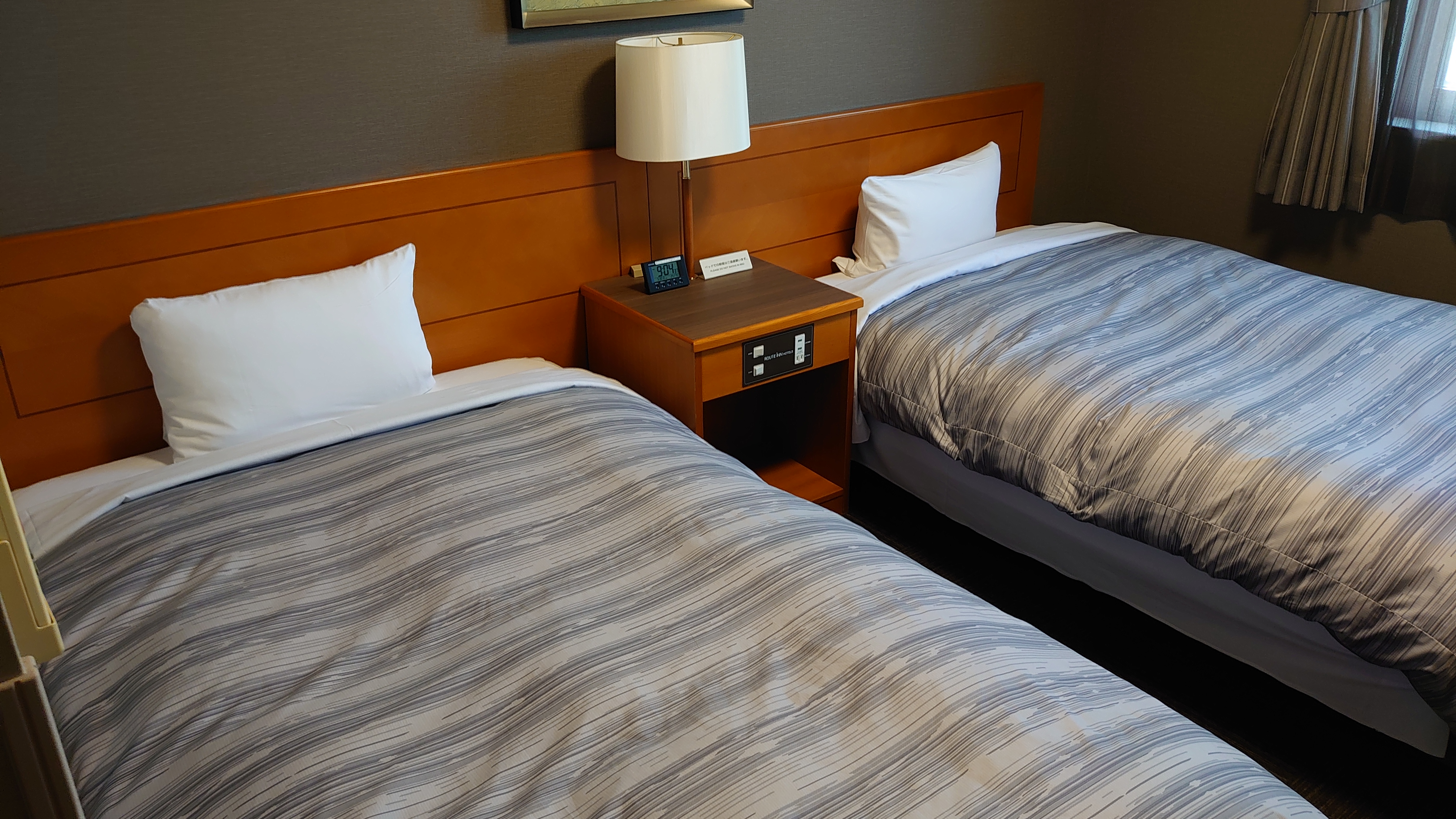 ツインルーム　ベッドサイズ120×196(cm)　約15㎡の客室にベッドが2台備え付けております。