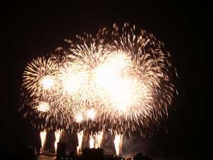 屋上からの花火です。海側のお部屋は花火がご覧頂けます