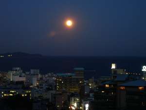 夕方、屋上より熱海の街中と海を見渡した風景です