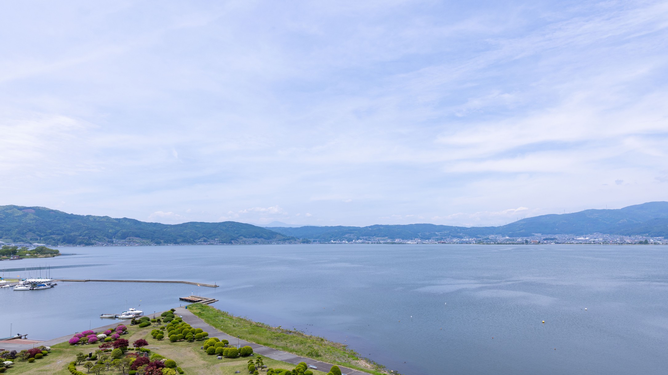 眺望は諏訪湖に沈む夕日をご覧いただけます。(夏季花火は見えません)