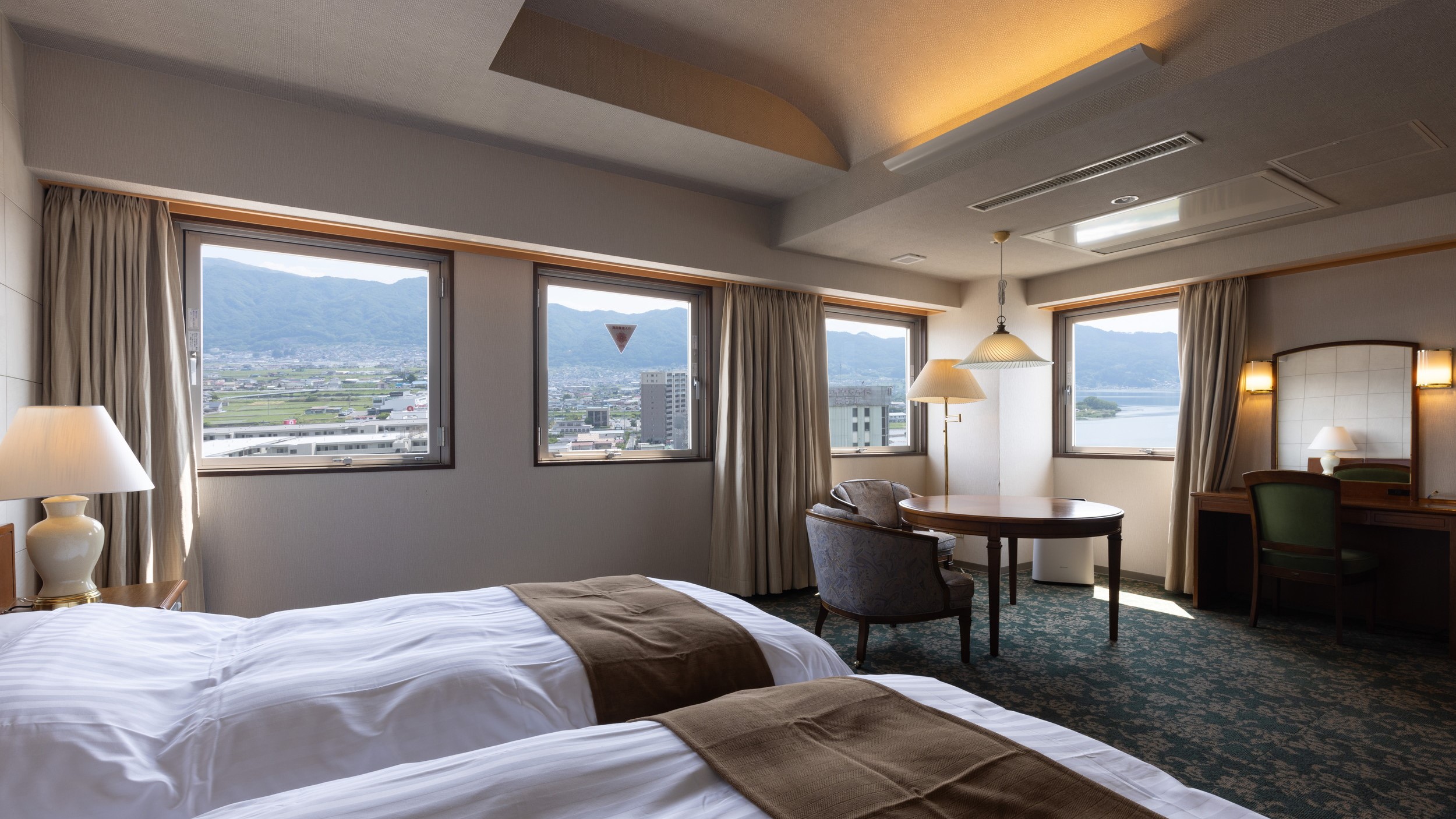 モデレートツイン【本館】40㎡の広めのツイン、眺望は湖から高島城や富士山と広く楽しむことができる。
