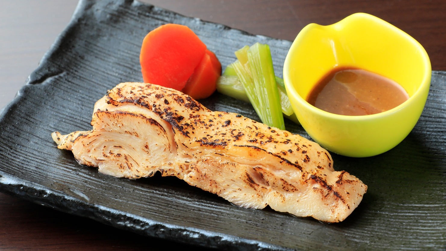 【基本／ライト創作料理】お料理少なめ＆お得にも！ジューシーな若鶏陶板焼きを味わう｜2食付