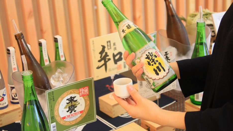 【日本酒バー「KAKU-UCHI」】ロビーでちょっとずつ、おいしい日本酒を飲み比べて♪