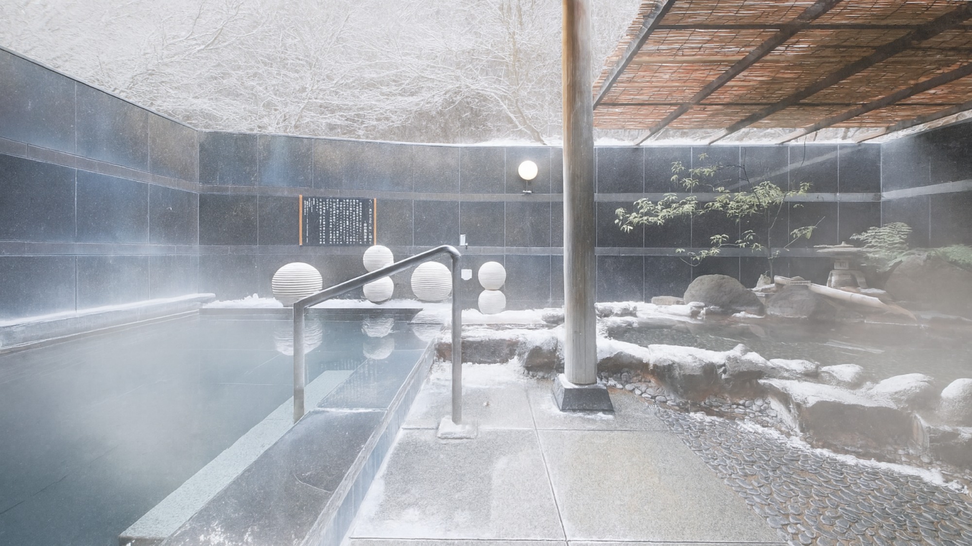 【露天風呂】冬場は幻想的な雪化粧の温泉になります