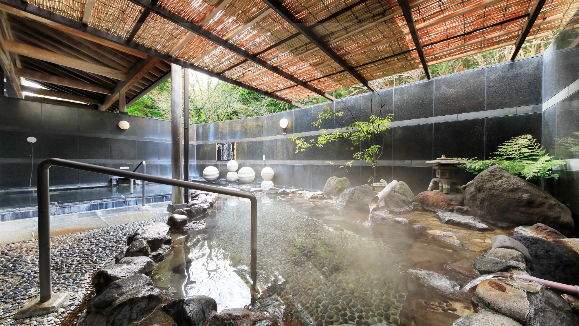 【露天風呂】露天風呂からは隣接するケヤキの森を眺めながら、自然の音もお愉しみください