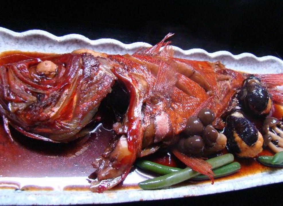 魚拓荘鈴木屋の名物、金目鯛の煮魚。大皿に一尾まるごと盛られている