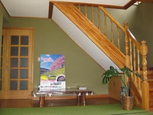 本館玄関　いらっしゃいませ。お部屋は２階になります。