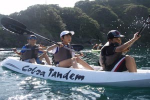 オープンデッキの二人用のカヌーで夏の海で遊びましょう