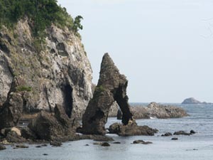 えび穴　逢ヶ浜からタライ岬にかけての海岸線にあります。奇岩を見ながら海辺のハイキングを楽しめます。