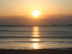 弓ヶ浜海岸　徒歩約８分。花火は夜１０時まで。小さな花火なら民宿の玄関前でもOK!