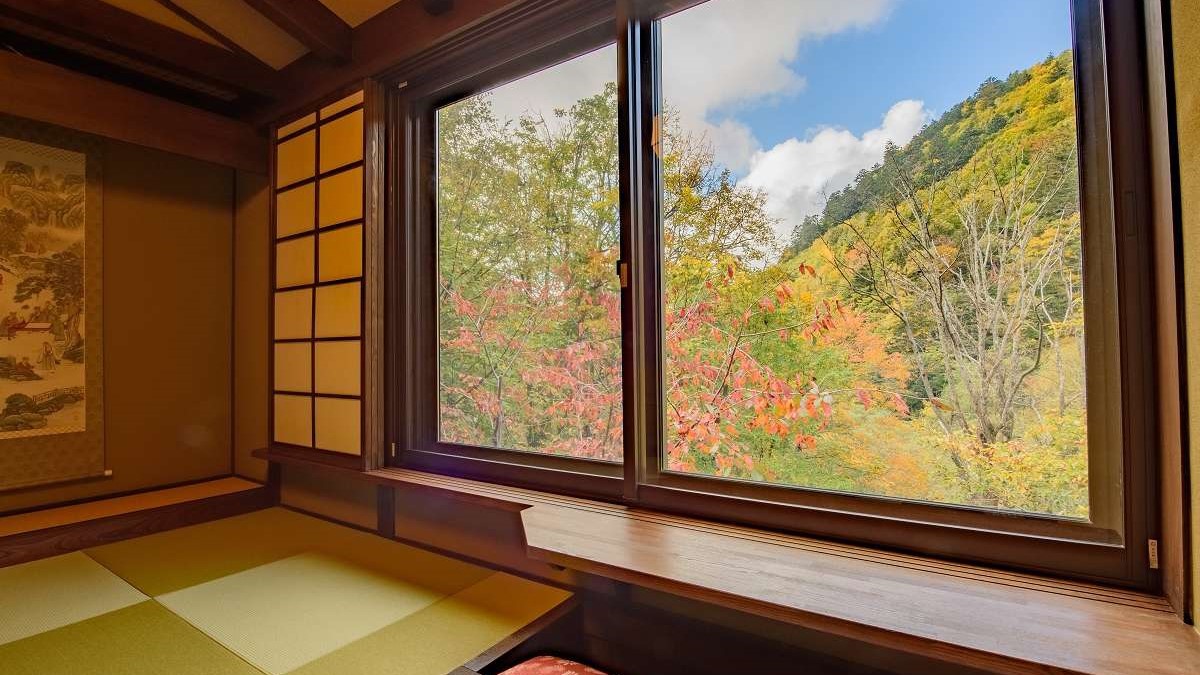■山桜　大きな窓からの眺めが季節感を一層引き立てます。