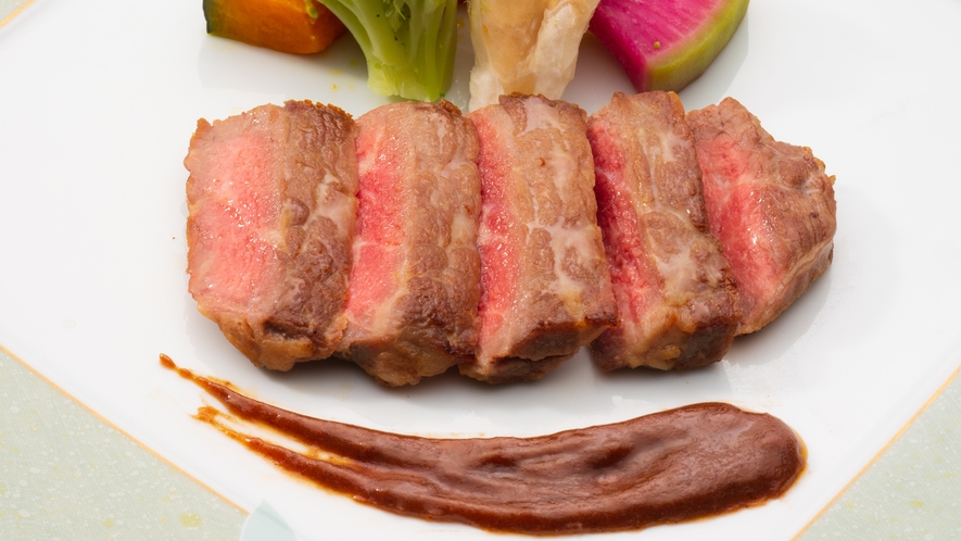 亀岡牛ロース肉のステーキ　赤ワインソース（イメージ）