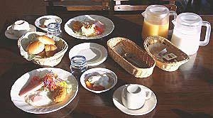 【朝食付き】夜はのんびり、でも朝はしっかり食べたい方へ！日替わり朝定食をお腹いっぱい召し上がれ