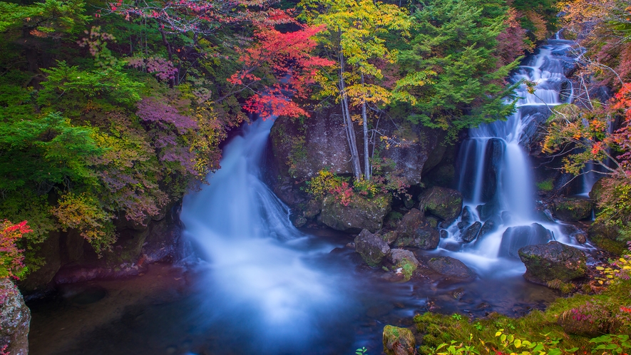**【竜頭の滝】中禅寺湖へと注ぎ流れ落ちる滝。色鮮やかな紅葉が取り囲む眺めは写真に収めたい絶景！