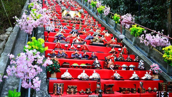 【かつうらビッグひな祭り】遠見岬神社の石段に飾られる約1200体もの人形は圧巻です！