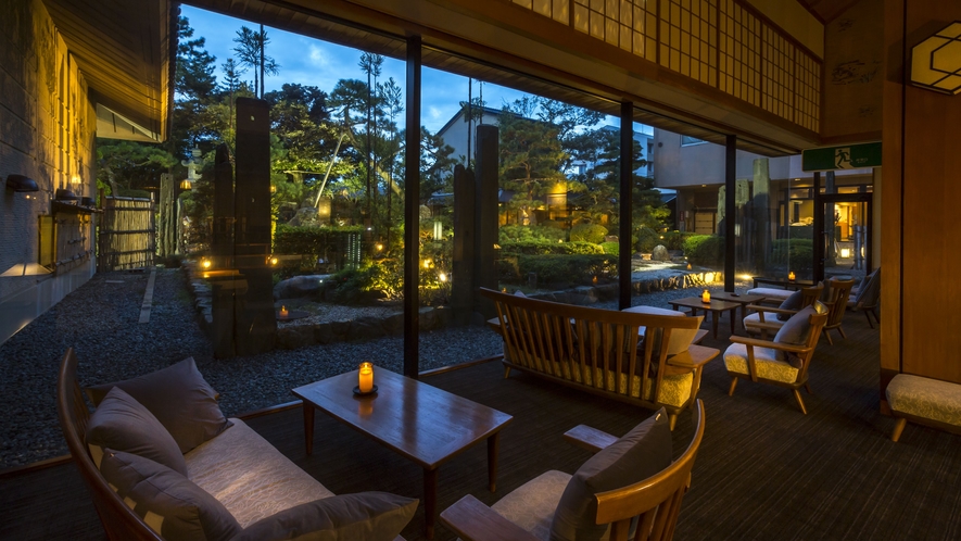 ◆【館内施設】ラウンジ／日本庭園を眺めながらゆったりとしたひと時をお過ごしください