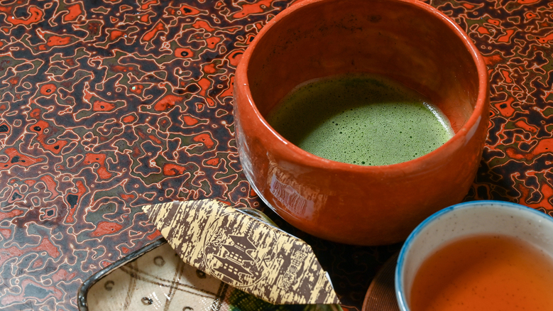 *【客室一例】お抹茶・お茶菓子でほっと一息ついて旅の疲れを癒してください。