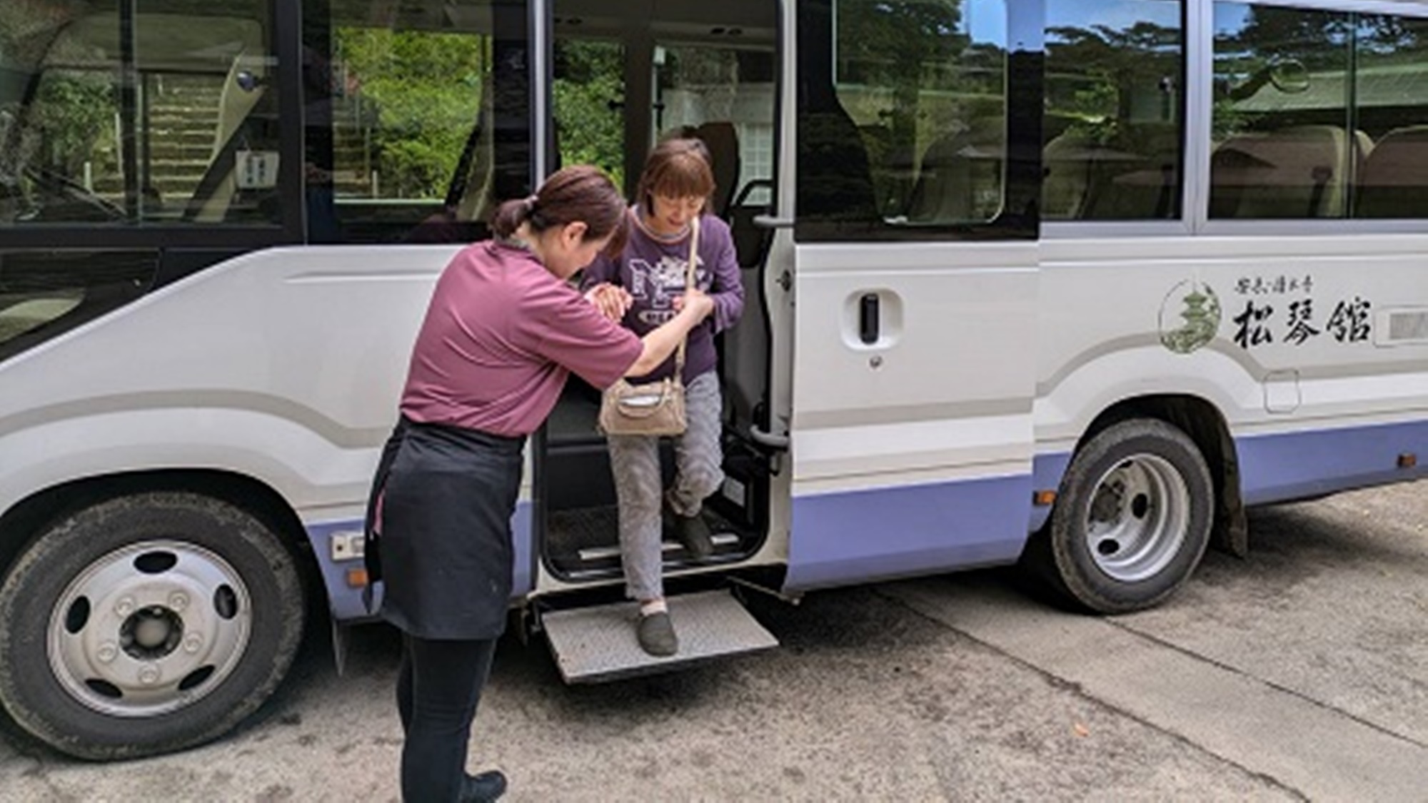 【バリアフリー】足が不自由な方や視覚障害をお持ちの方を対象に、駐車場から宿の近くまで無料送迎