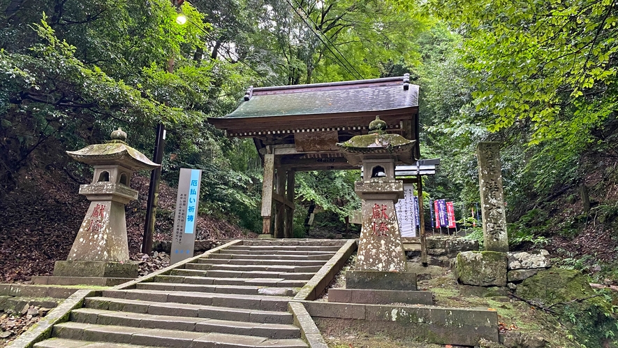 *【道順⑥】清水寺の門が見えてきたらすぐソコ！門をくぐれば目の前に松琴館がございます。